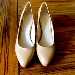Nine W. Beige pumps in excellent condition